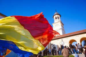 В Алба-Юлии, городе с населением около 70 000 человек, ожидается около 200 000 посетителей, что будет беспрецедентной ситуацией, поскольку в 1918 году, когда был избран союз Трансильвании с Румынией, было 100 000 человек