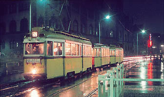 Трамвай 52 перед музеем прикладного искусства