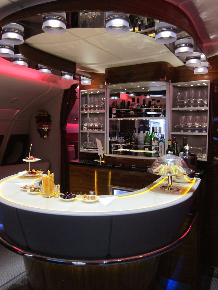 Это связано с тем, что Emirates продолжит предлагать бар для пассажиров бизнес-класса , который практически расположен в задней части салона