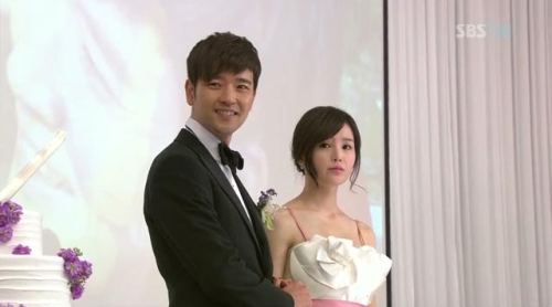 С уже назначенной датой свадьбы, Мин Хо сделал официальное предложение Чжи Хюну с милым мужским жестом на коленях с цветами на руке
